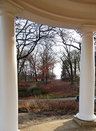 Jugendtempel mit Blick zum Faulen See