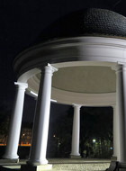 Jugendtempel bei Nacht
